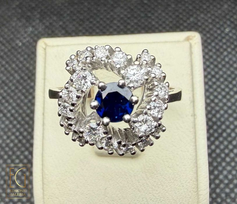 Inel din aur alb, decorat cu safir anturat de diamante