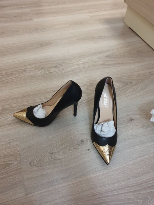 Рокля със златисто коланче s размер и обувки 37 номер