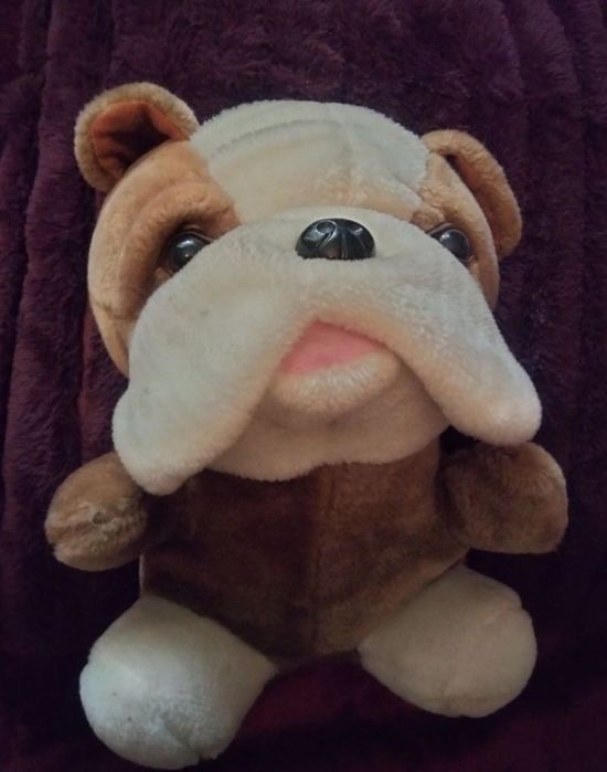 Пееща възглавничка и лаещо кученце