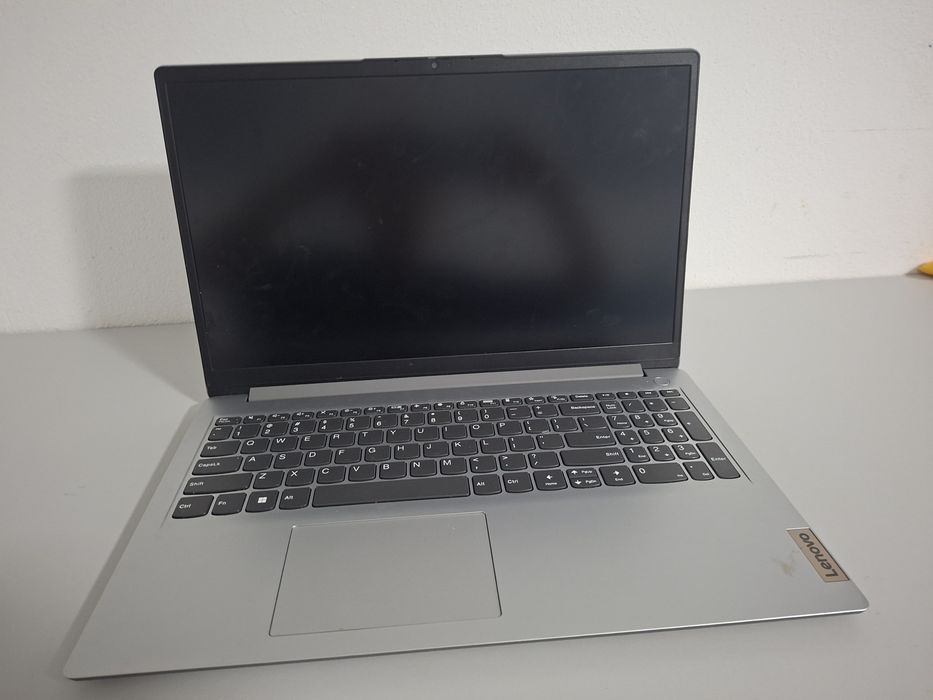 Laptop Lenovo ecran spart poate fi reparat