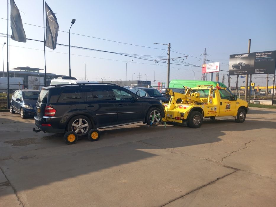 Tractări microbuze și autoturisme blocate, cu roți rupte