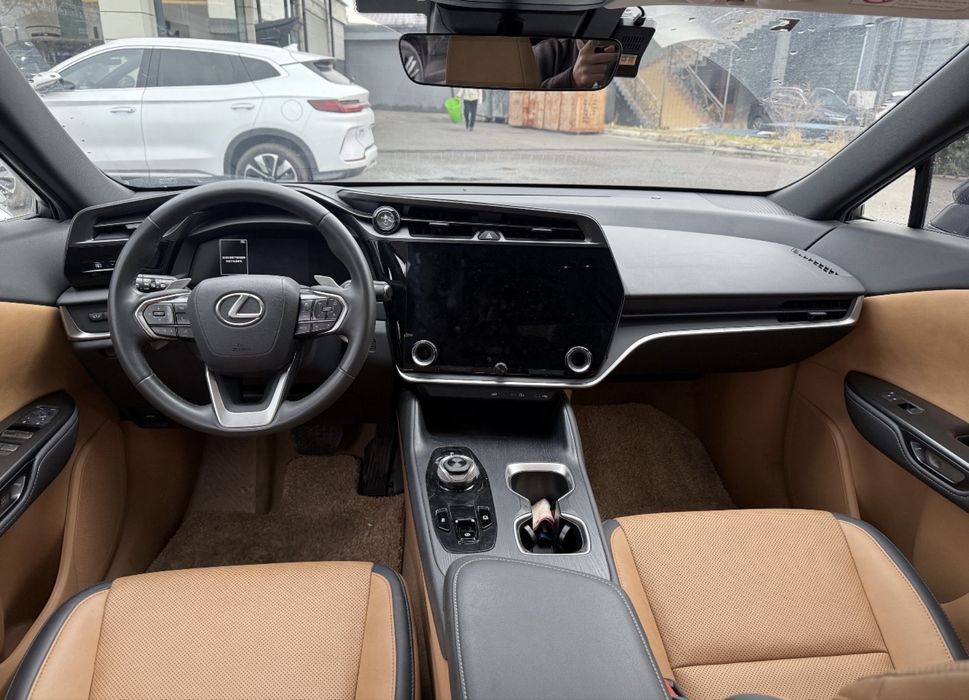 Lexus Rz450e elektr 470km