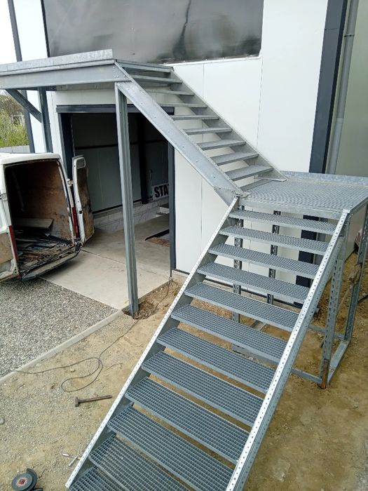 Scări metalice zincate