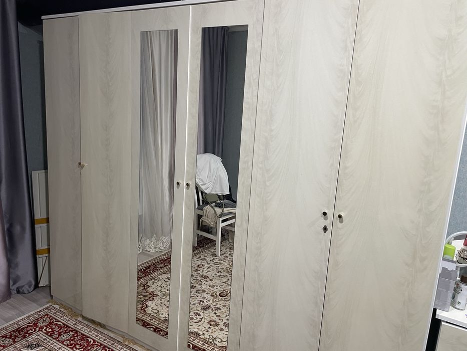 Срочно продам спальный шкаф