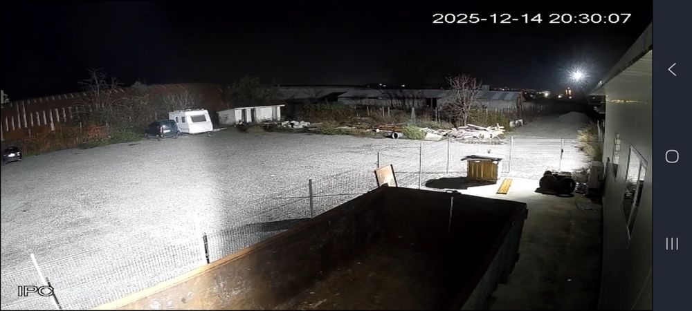 Отдавам индустриална база с навес и площадка