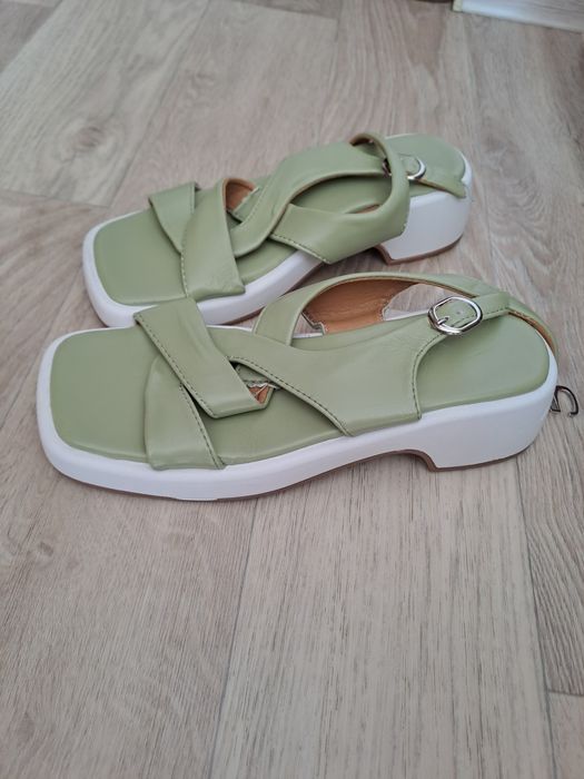 Босоножки  новые