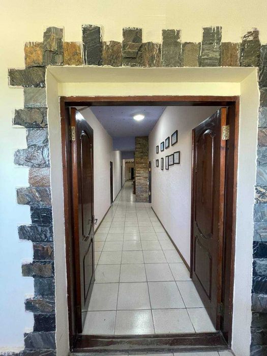 2 этажда жой сотилади ески Нежность кафеси. Цумни йон томонида.