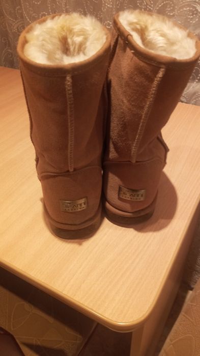 Продам женские угги.