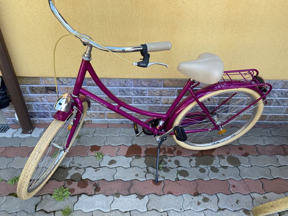 Vand 2 biciclete dama , Triumf si pegas noi nefolosite .