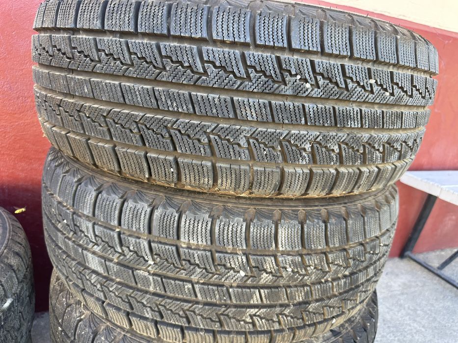 Зимный шины 215/60/16 Roadstone