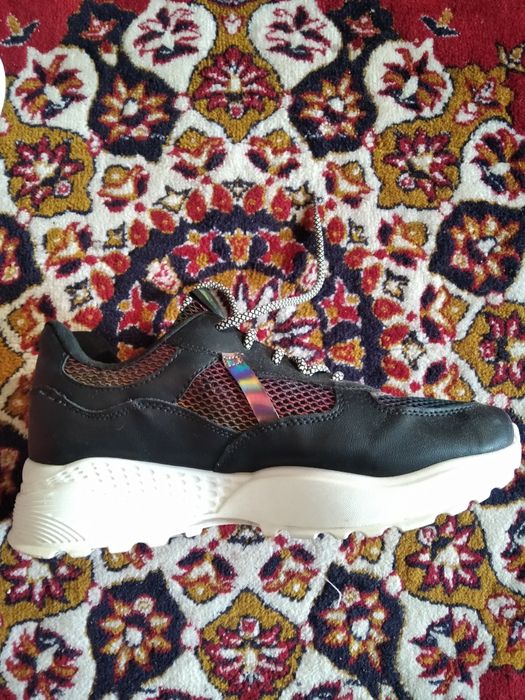 Продам кроссовки