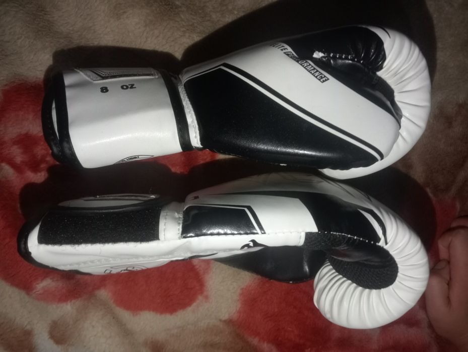 Боксерские перчатки.