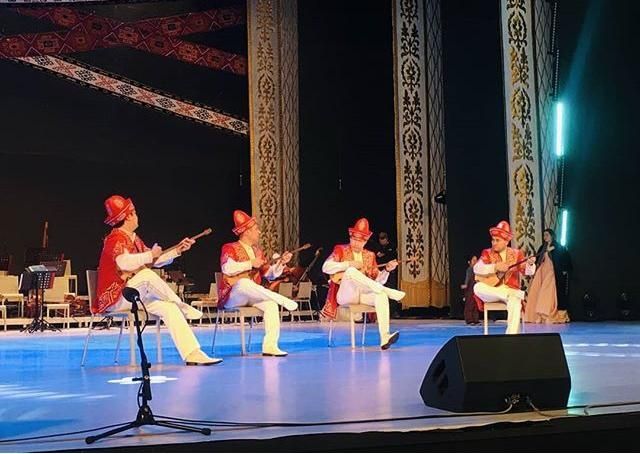 Народный музыкальный ансамбль. Домбрист