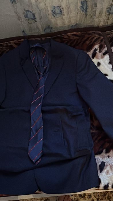 Костюм новый продам