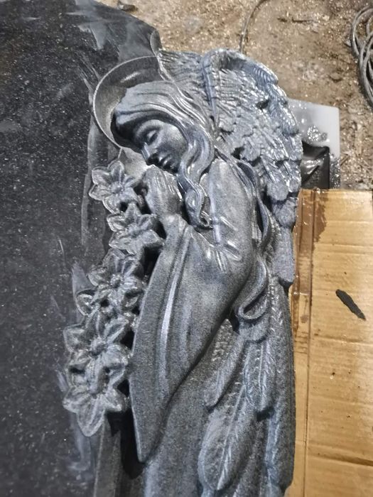 Sculpturi lucrate manual , cruci ,morminte