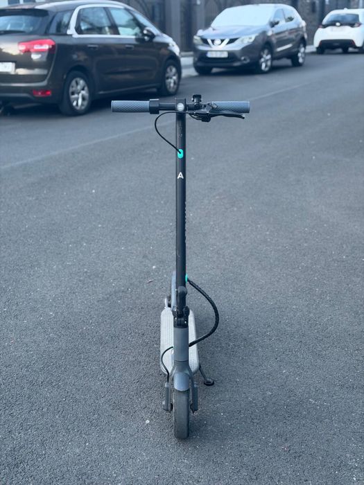 Trotinetă electrică cu ponire automată de pe loc
