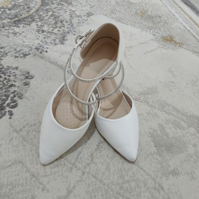 Продам белый туфли