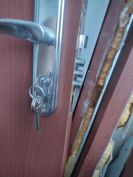 Деревянная входная дверь