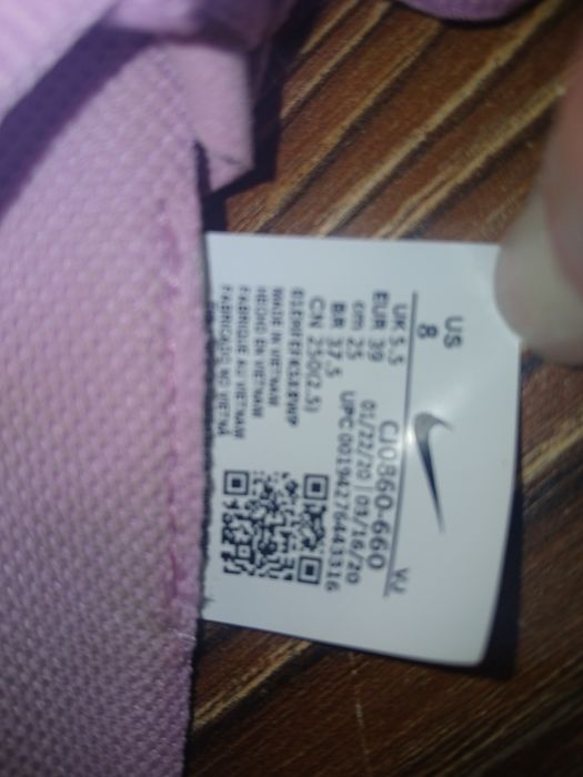 Продам новые кроссовки