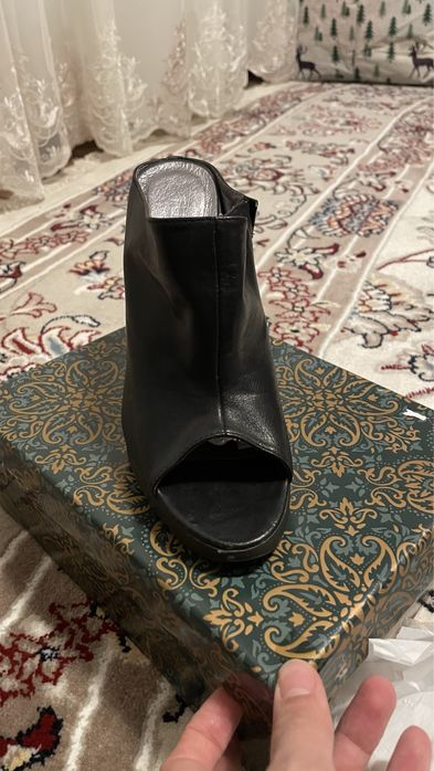 Летние босоножки  на каблуках