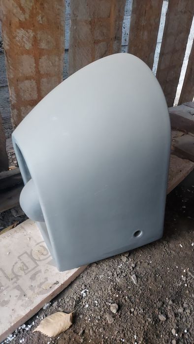 Серый настеный унитаз