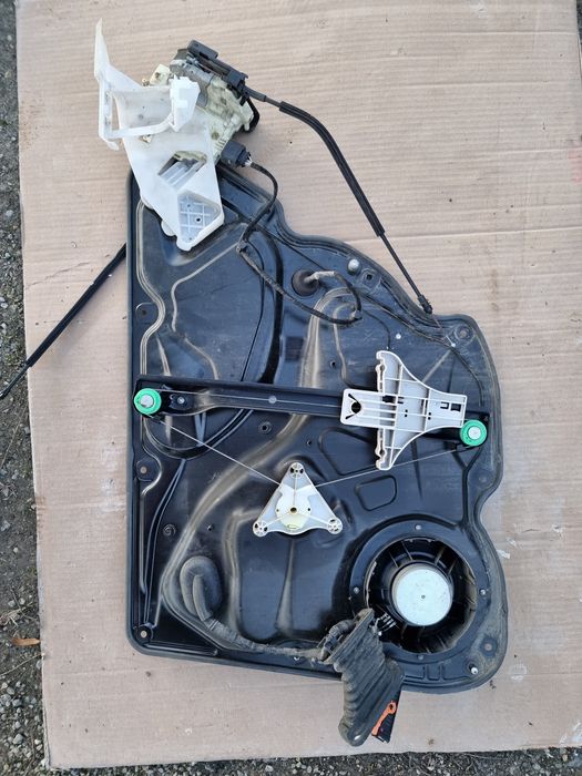 Vând macara cu broască usi spate pentru passat b6 combi.
