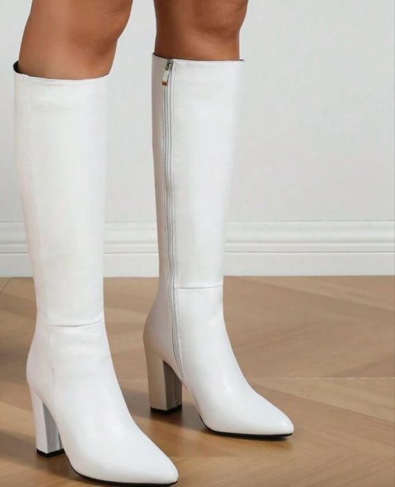 Дамски ботиши на ток