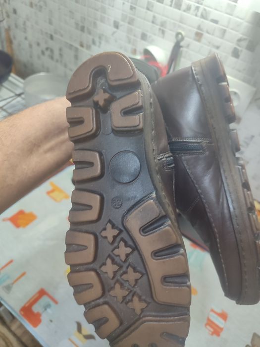 женские кожаные ботинки ,привозные очень теплые.