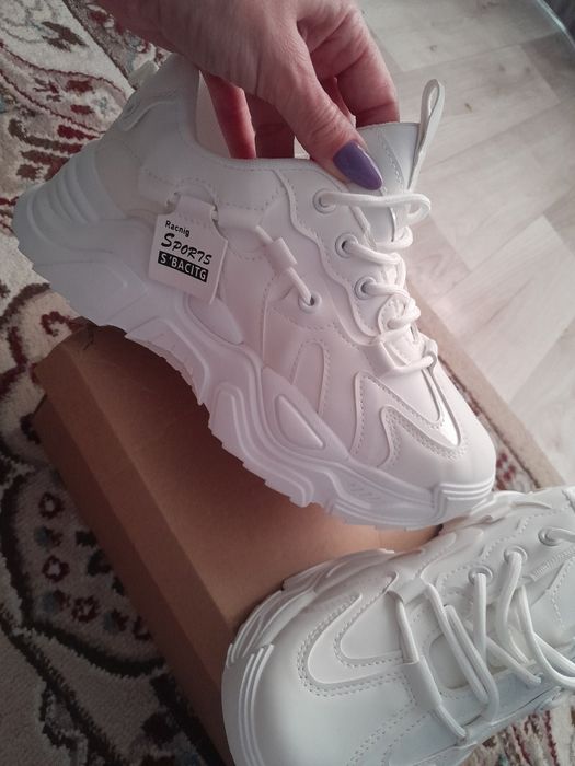 Продаются женские кроссовки