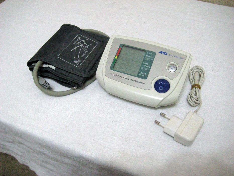 Тонометр электронный AND оригинал отличном рабочим состоянии!