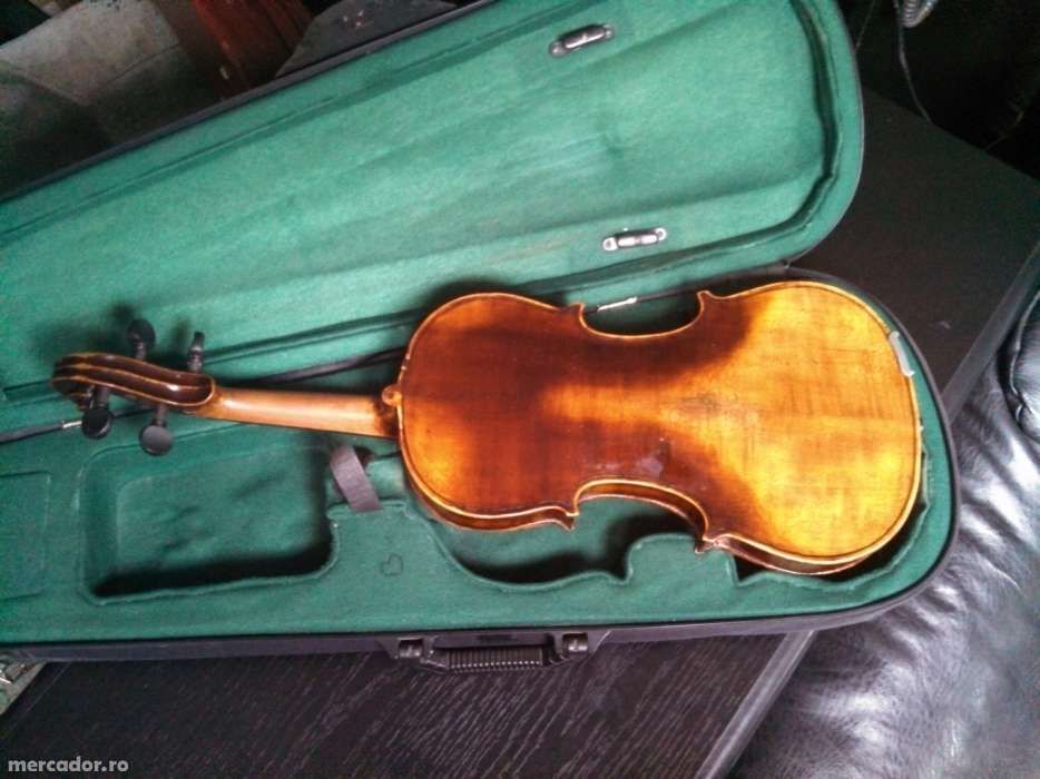 Vând vioară 4/4, veche, 100ani, Germania, model Stradivarius 1723