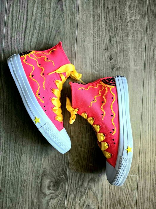 Converse unicat cu strasuri