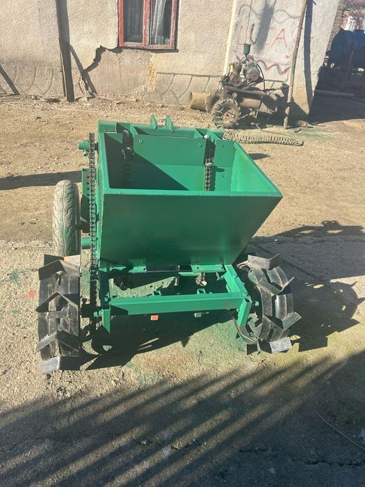 Semanatoare arpagic și usturoi pe 2 rânduri pentru motocultor