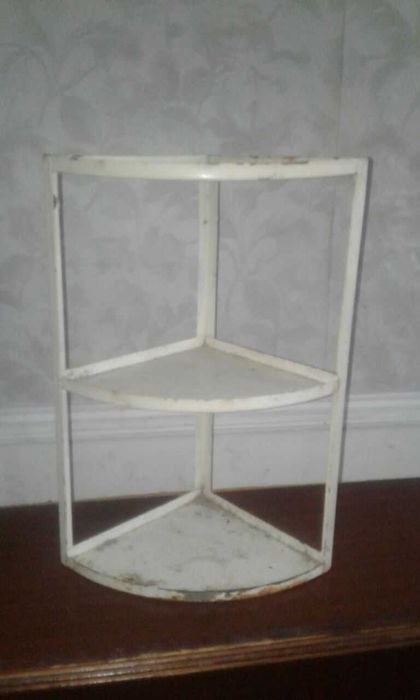 Продается  железная  полочка для ванны,  кухни