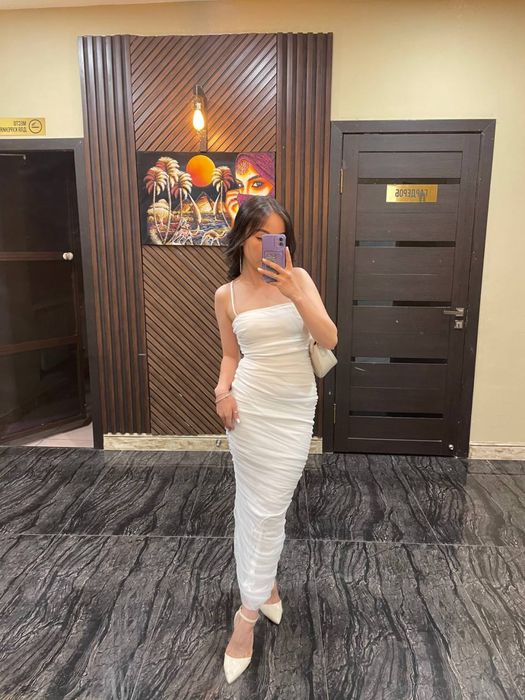 Белое вечернее платье