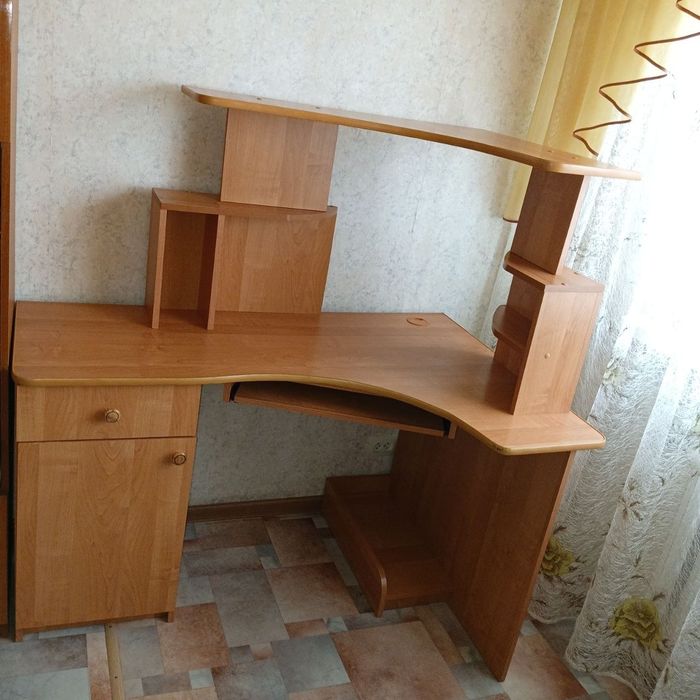 Продам компьютерный стол