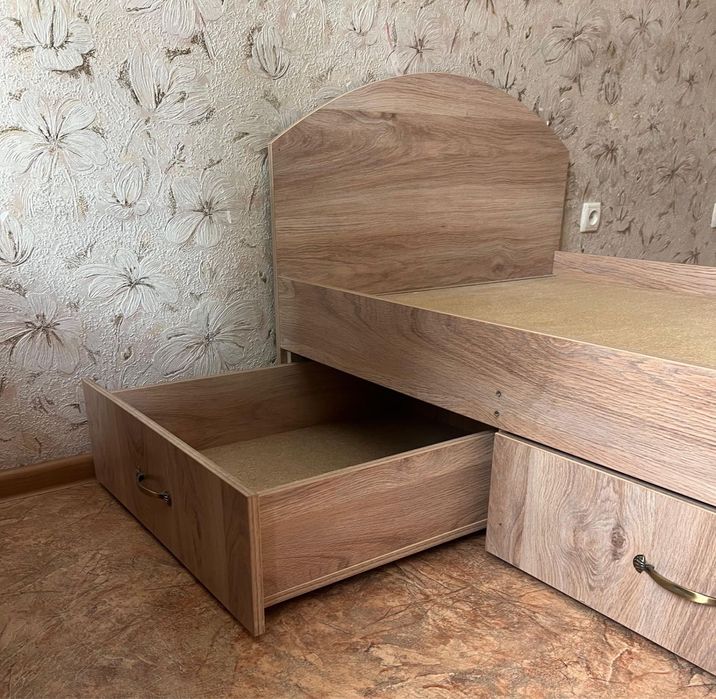 Кровать+тумбочка