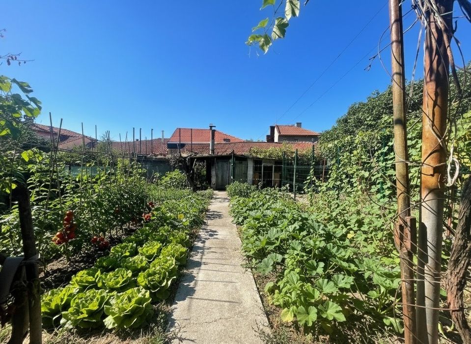 Продава се масивна двуетажна къща  с двор 310 кв.м. в гр.Казанлък, кв.Христо Ботев.