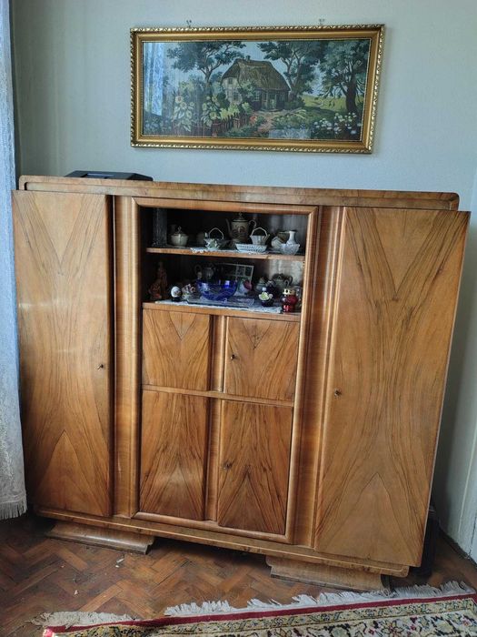 Vand avantajos dulap vechi, furnir nuc, stare foarte buna.