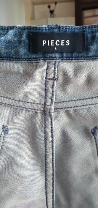 Продаются женские джинсы