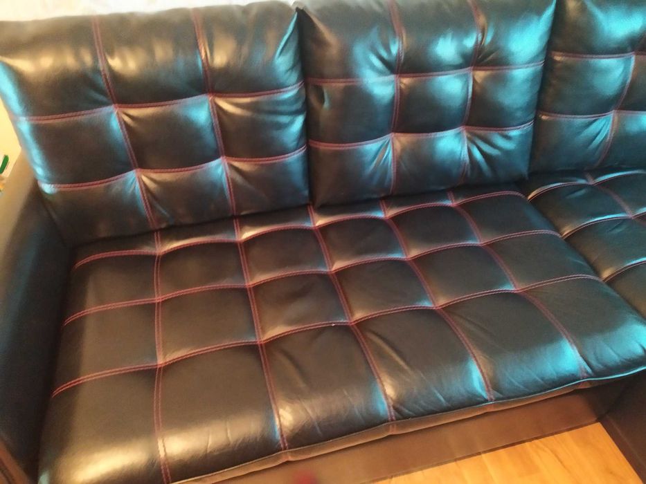 Продам кожаный диван угловой.