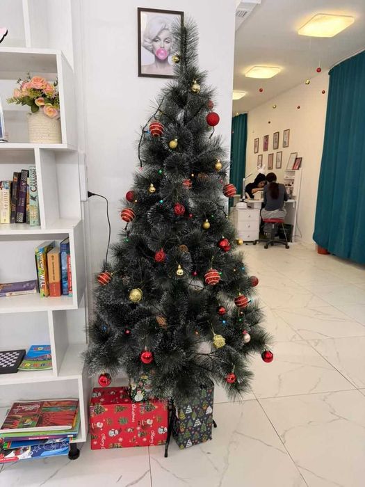 В продаже елки искусственные шикарные