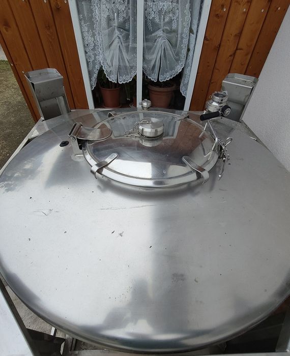 Vând butoi de inox 1000litri