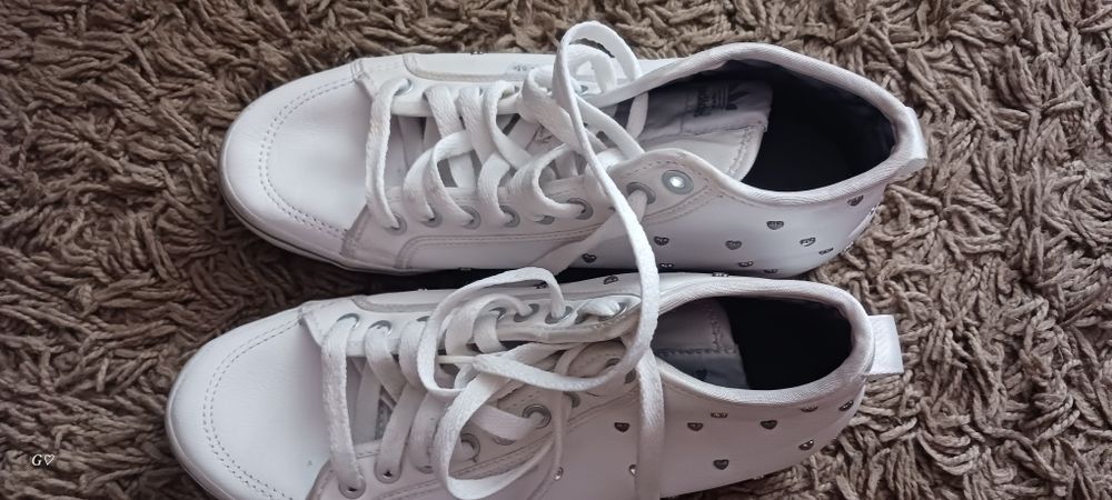 Чисто нови кецове Адидас 40 номер