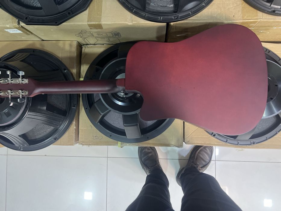 gitara sotiladi 600 000 kelishiladi