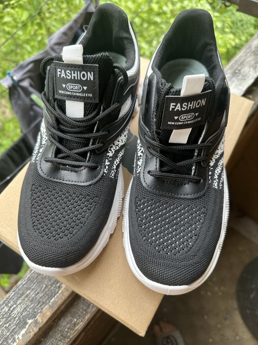 Продам мужские кроссовки летние