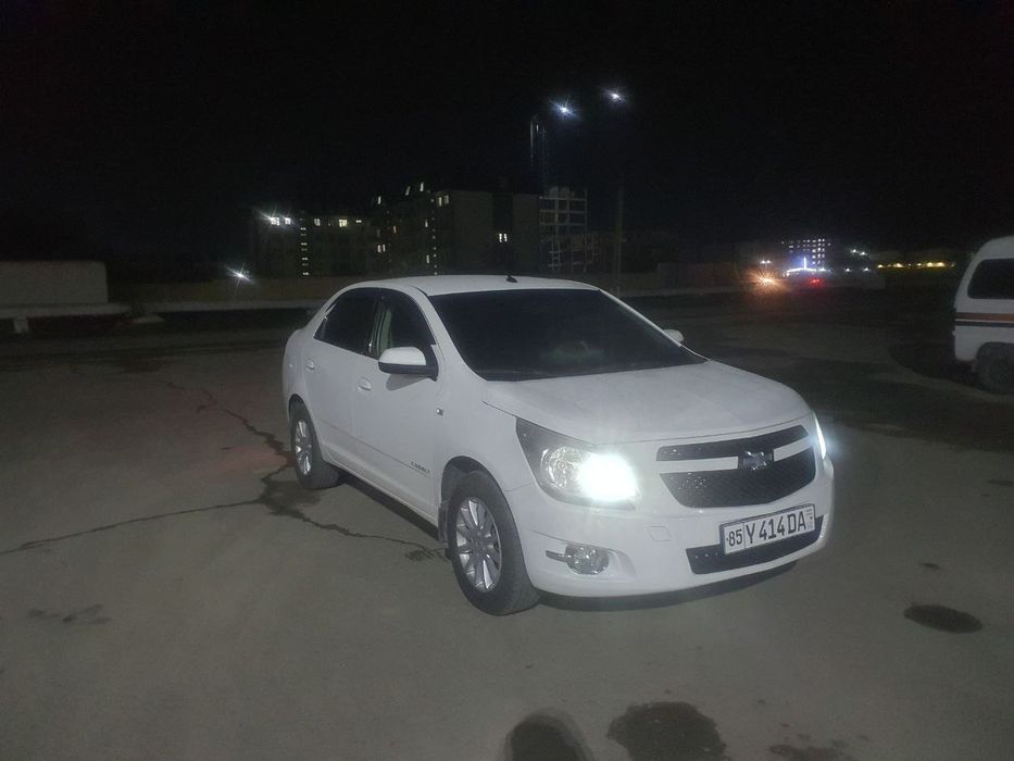 Мошина бир кул минилган, аёл киши минган