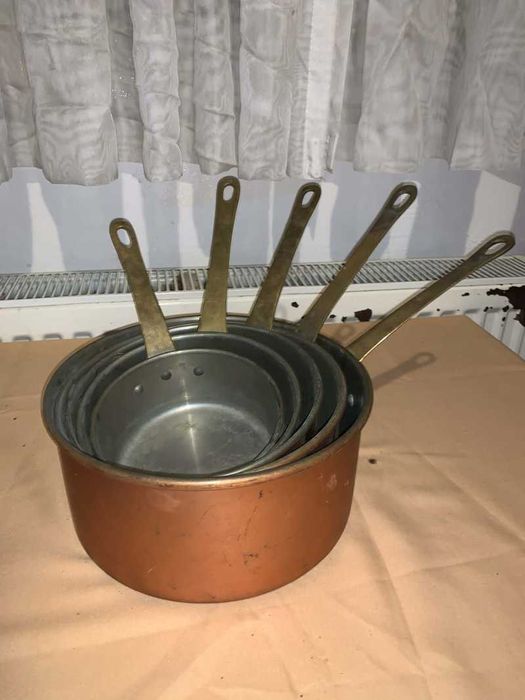 Set de cinci vase din cupru cu maner din bronz