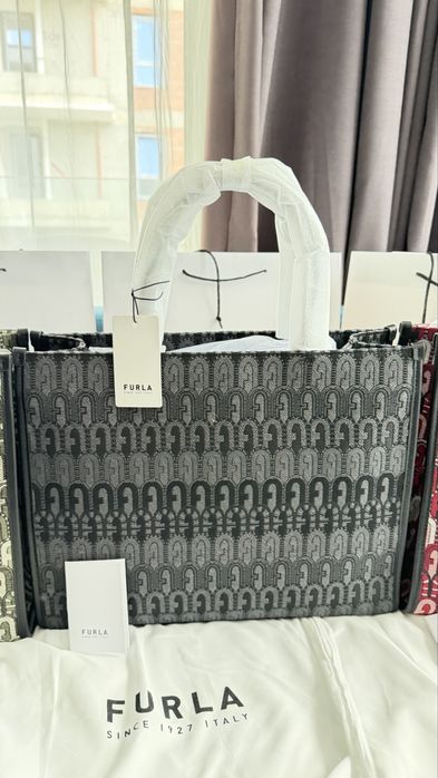 FURLA Opportunity в 5 цвята.Нови,100% оригинал, със сериен номер етикети противопрахова торбичка , подаръчен плик FURLA.Всичко ит до