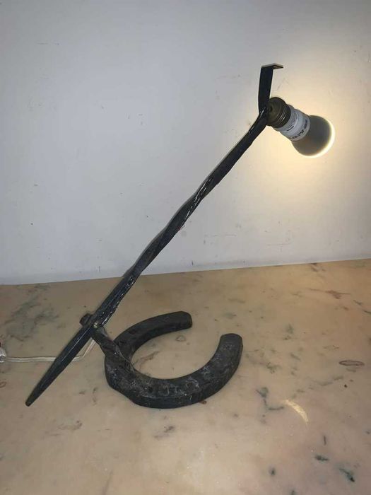 Veoza din fier forjat asezata pe potcoava de cal